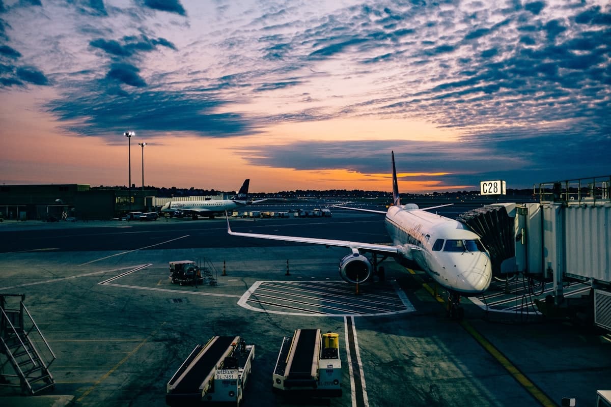 How to book a flight and a stay in Door